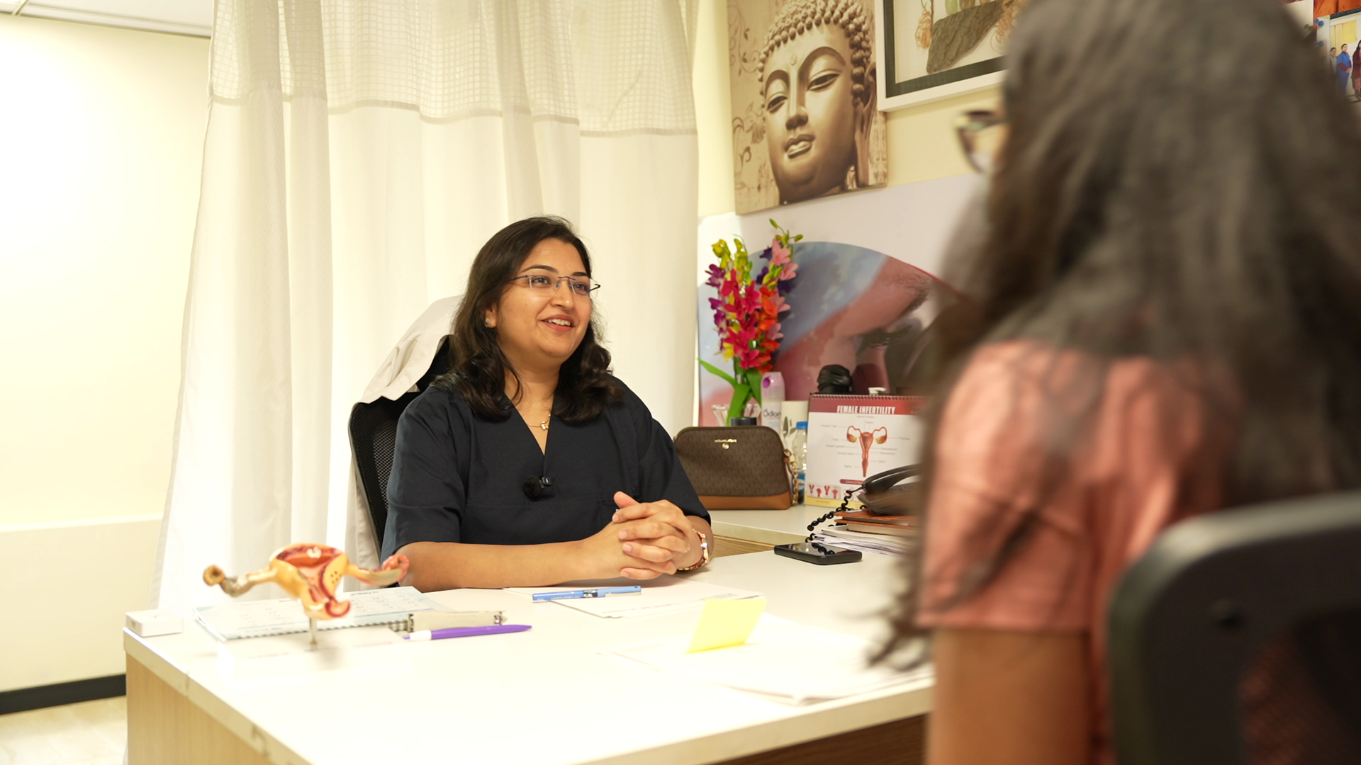 Dr. Rashmi Agrawal consulting a patient